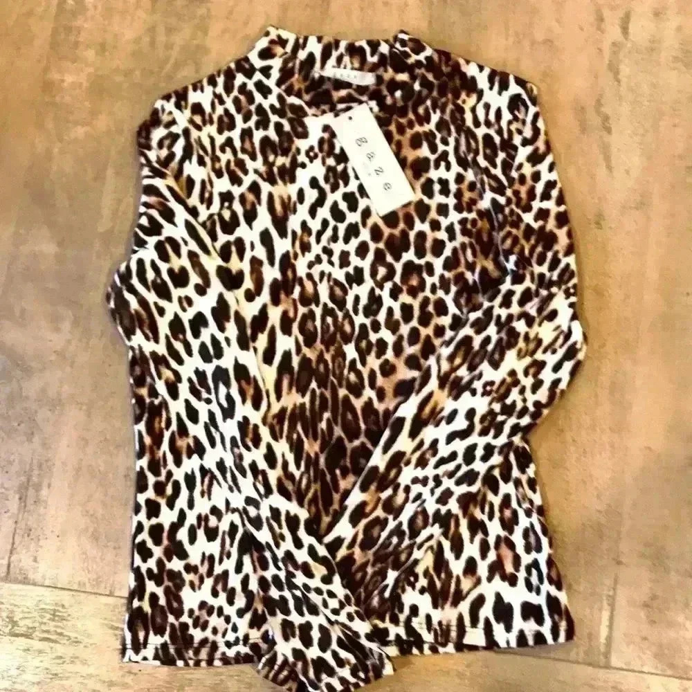 Gaze size medium leopard print long sleeved shirt